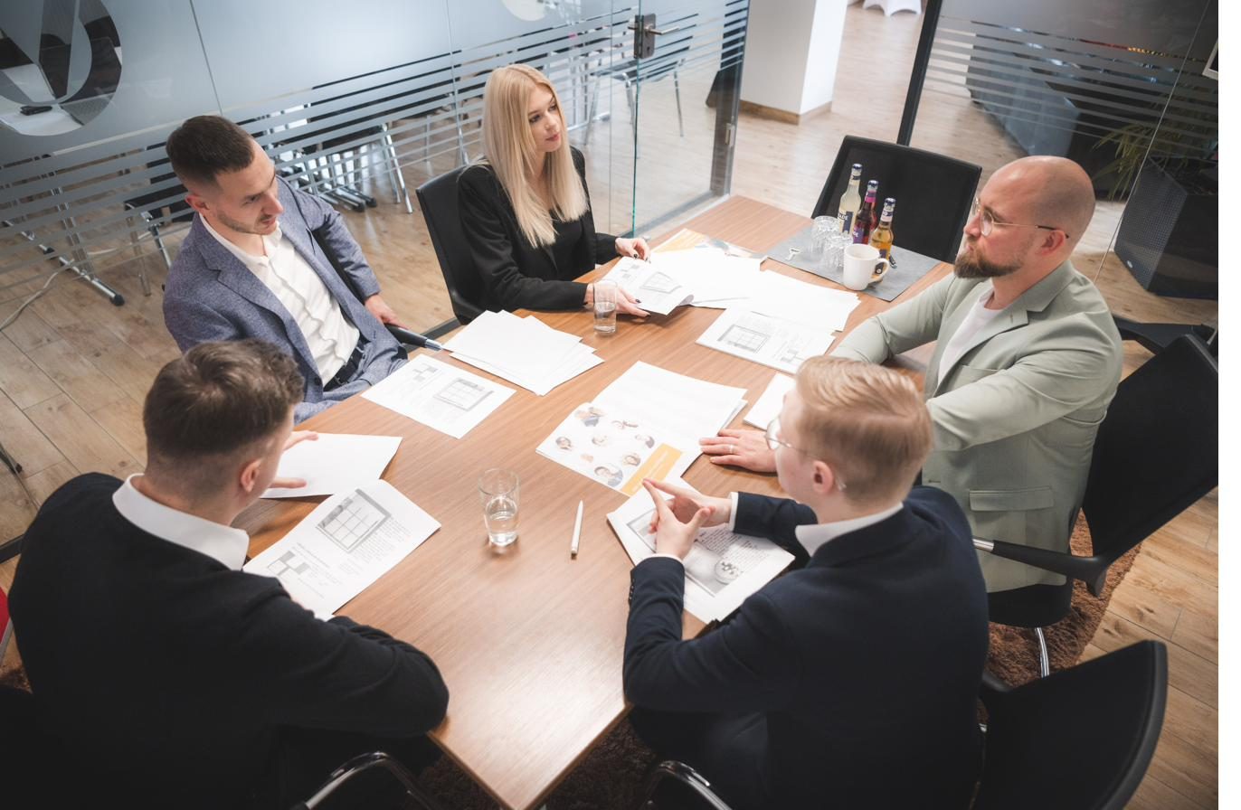 Das Team gemeinsam am Tisch